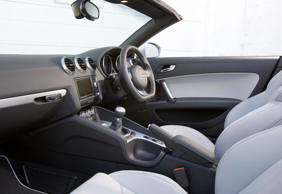 Интерьер Audi TT RS Roadster (8J) 2009 года  (UK) (фото 8 из 23)